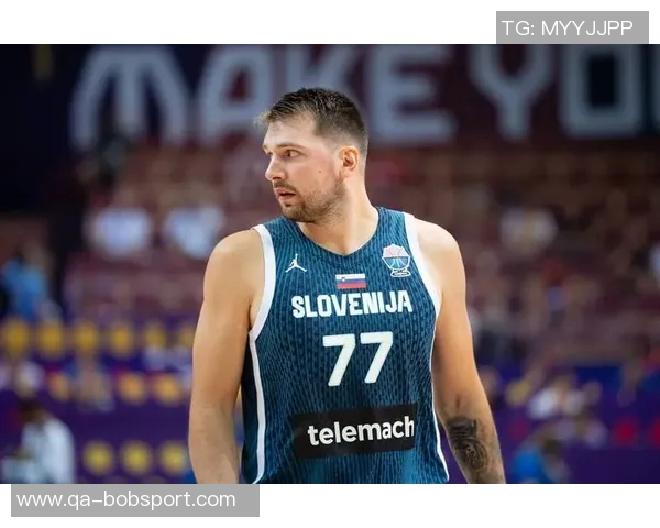 老詹开心点赞东契奇罚球失手未能达成50分替补席队友乐开怀 老詹开心点赞东契奇罚球失手未能达成50分替补席队友乐开怀